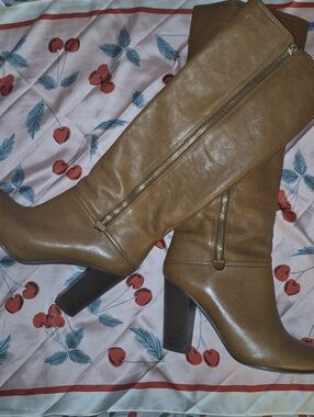 Women's Tan Knee-High Zip Heeled Boots